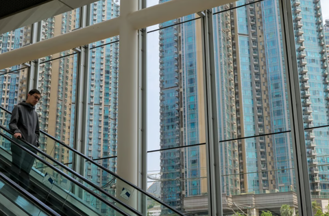 Giới chủ Hong Kong "bán tháo" bất động sản vì lo thị trường lao dốc sâu hơn - Ảnh 1. Giá nhà đất tại Hong Kong chịu áp lực khi lãi suất tăng khiến các khoản vay trở nên khó chi trả hơn - Ảnh: JELLY TSE