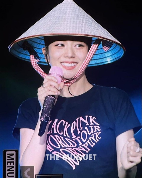 Jisoo đăng hình đội nón lá trên trang cá nhân. Ảnh: Instagram nghệ sĩ Jisoo đăng hình đội nón lá trên trang cá nhân - Ảnh: Instagram nghệ sĩ