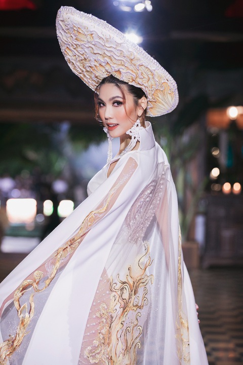 Lan Khuê được nhà thiết kế Đinh Văn Thơ gửi gắm thiết kế vừa quyến rũ vừa tinh tế Lan Khuê được nhà thiết kế Đinh Văn Thơ gửi gắm thiết kế vừa quyến rũ vừa tinh tế