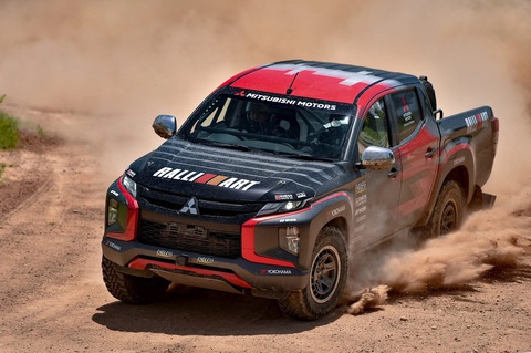 Hết 'bình mới rượu cũ': Mitsubishi Triton mới có thể thêm bản thực sự đối đầu với Ford Ranger Raptor - Ảnh 2. Lãnh đạo Mitsubishi úp mở về khả năng có một Mitsubishi Triton Ralliart thực thụ. Như vậy, Ford Ranger Raptor sắp phải "đau đầu" - Ảnh: Mitsubishi