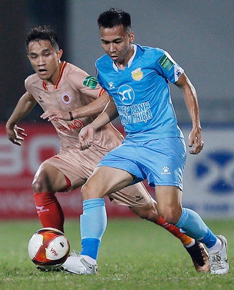 Nếu đánh bại được Công An Hà Nội (trái), Nam Định nhiều khả năng có huy chương ở V-League 2023 - Ảnh: ANH HOÀNG Nếu đánh bại được Công An Hà Nội (trái), Nam Định nhiều khả năng có huy chương ở V-League 2023 - Ảnh: ANH HOÀNG