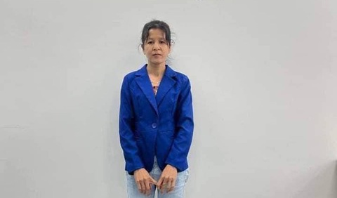 Bà Phi Ouk (35 tuổi, công nhân dệt may) bị cảnh sát Phnom Penh bắt vào nửa đêm ngày 31-7 vì xúc phạm danh dự thủ tướng tương lai Hun Manet - Ảnh: KHMER TIMES Bà Phi Ouk (35 tuổi, công nhân dệt may) bị cảnh sát Phnom Penh bắt vì xúc phạm danh dự thủ tướng tương lai Hun Manet - Ảnh: KHMER TIMES