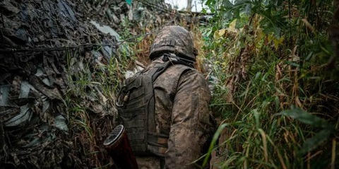 Chỉ huy tiền phương Ukraine tiết lộ kinh hoàng về những bẫy chiến hào giả của Nga - Ảnh 1. Quân nhân Ukraine đi bên trong một chiến hào ở tiền tuyến gần vùng Donbass ngày 28-7 - Ảnh: INSIDER