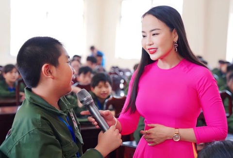 Tiến sĩ Nguyễn Thị Quốc Minh chia sẻ chuyên đề tại chương trình học kỳ trong quân đội với các bạn nhỏ tại Long An trong hè 2023 - Ảnh: HẢI ĐĂNG Tiến sĩ Nguyễn Thị Quốc Minh chia sẻ chuyên đề tại chương trình học kỳ trong quân đội với các bạn nhỏ tại Long An trong hè 2023 - Ảnh: HẢI ĐĂNG