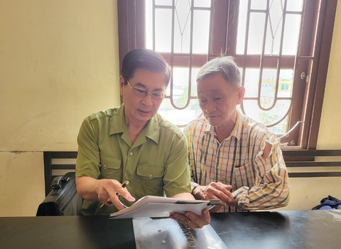 Vụ người bị oan 38 năm kiện viện kiểm sát quận 6: Tòa đình chỉ vụ án - Ảnh 1. Ông Trịnh Dân Cường (phải) cùng người đại diện nghiên cứu hồ sơ vụ kiện đòi bồi thường oan sai - Ảnh: Đ.T.