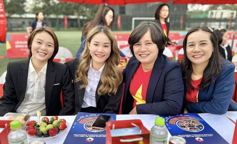 'World Cup 2023 tạo động lực cho cầu thủ nữ trẻ' - Ảnh 2. Văn Thị Thanh (bìa phải) cùng tiền đạo Hải Yến (bìa trái) và trung vệ Chương Thị Kiều (thứ 2 từ trái sang) ở ngày hội rước Cúp vàng World Cup nữ 2023 đến Hà Nội - Ảnh: VFF