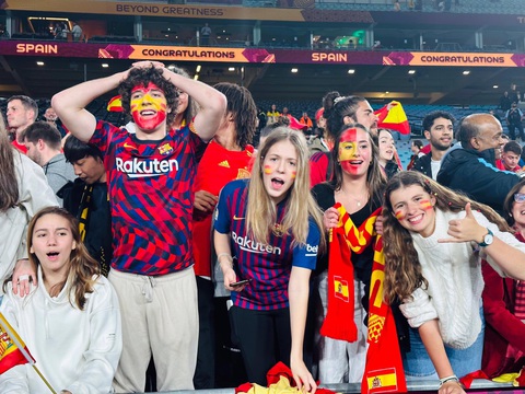 Chùm ảnh tuyển nữ Tây Ban Nha đoạt cúp vàng World Cup nữ 2023 và nhận thưởng 4,29 triệu USD - Ảnh 10. Cổ động viên Tây Ban Nha ăn mừng chức vô địch cùng đội nhà - Ảnh: TRUNG NGHĨA
