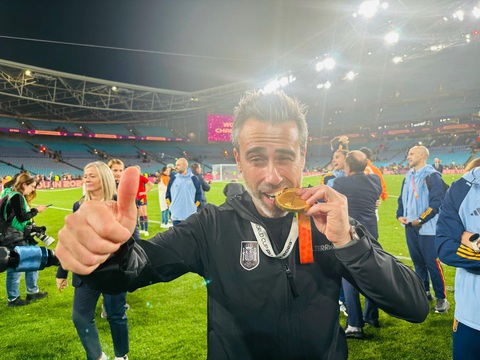 Chùm ảnh tuyển nữ Tây Ban Nha đoạt cúp vàng World Cup nữ 2023 và nhận thưởng 4,29 triệu USD - Ảnh 11. HLV Jorge Vilda được hậu thuẫn bởi LĐBĐ Tây Ban Nha để dẫn dắt tuyển nữ quốc gia vô địch World Cup nữ 2023 - Ảnh: TRUNG NGHĨA