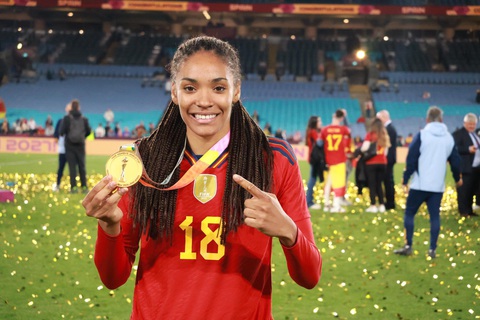 Chùm ảnh tuyển nữ Tây Ban Nha đoạt cúp vàng World Cup nữ 2023 và nhận thưởng 4,29 triệu USD - Ảnh 13. Tuyển thủ 19 tuổi Salma Paralluelo nhận giải Cầu thủ trẻ xuất sắc nhất - Ảnh: TRUNG NGHĨA