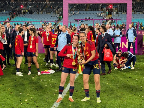 Chùm ảnh tuyển nữ Tây Ban Nha đoạt cúp vàng World Cup nữ 2023 và nhận thưởng 4,29 triệu USD - Ảnh 14. Mỗi nữ tuyển thủ đội tuyển nữ Tây Ban Nha nhận được 270.000 USD tiền thưởng từ chức vô địch World Cup nữ 2023 - Ảnh: TRUNG NGHĨA