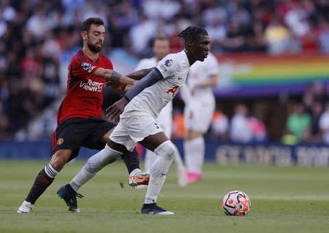 Martinez phản lưới nhà, Man United thua Tottenham 0-2 - Ảnh 4. Bruno (trái, Man United) không thể làm chủ tuyến giữa trước Yves Bissouma quá hay - Ảnh: REUTERS