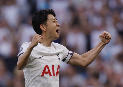 Martinez phản lưới nhà, Man United thua Tottenham 0-2 - Ảnh 1. Đội trưởng Son Heung Min và các đồng đội đánh bại Man United 2-0 - Ảnh: REUTERS
