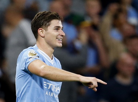Alvarez lập công giúp Manchester City khởi đầu toàn thắng - Ảnh 3. Alvarez ghi bàn thắng đầu tiên của anh ở mùa giải này giúp Manchester City giữ mạch toàn thắng - Ảnh: REUTERS