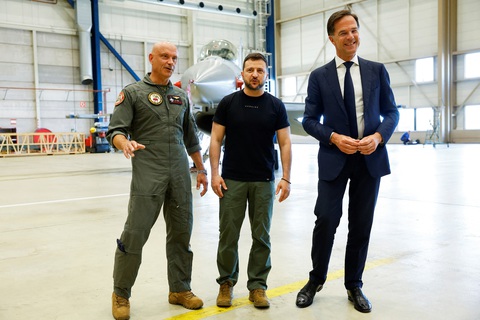 Tổng thống Ukraine Volodymyr Zelensky (giữa) và Thủ tướng Hà Lan Mark Rutte (trái) đứng gần một chiếc F-16 ở Eindhoven, Hà Lan, ngày 20-8 - Ảnh: REUTERS Tổng thống Ukraine Volodymyr Zelensky (giữa) và Thủ tướng Hà Lan Mark Rutte (phải) đứng gần một chiếc F-16 ở Eindhoven, Hà Lan, ngày 20-8 - Ảnh: REUTERS