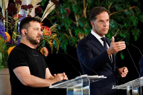 Tổng thống Ukraine Volodymyr Zelensky (trái) và Thủ tướng Hà Lan Mark Rutte (phải) tham dự họp báo tại Eindhoven, Hà Lan, ngày 20-8 - Ảnh: REUTERS Tổng thống Ukraine Volodymyr Zelensky (trái) và Thủ tướng Hà Lan Mark Rutte tham dự họp báo tại Eindhoven, Hà Lan, ngày 20-8 - Ảnh: REUTERS