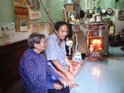 Mẹ già 85 tuổi bán vé số nuôi con tâm thần - Ảnh 3. Người mẹ già 85 tuổi bây giờ chỉ lo mình có bề gì thì người con tâm thần sẽ sống ra sao - Ảnh: DIỆU QUÍ