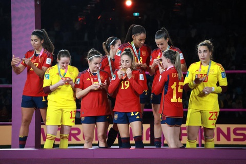 Chùm ảnh tuyển nữ Tây Ban Nha đoạt cúp vàng World Cup nữ 2023 và nhận thưởng 4,29 triệu USD - Ảnh 5. Danh hiệu vô địch giúp Tây Ban Nha nhận khoản tiền thưởng 4,29 triệu USD - Ảnh: TRUNG NGHĨA