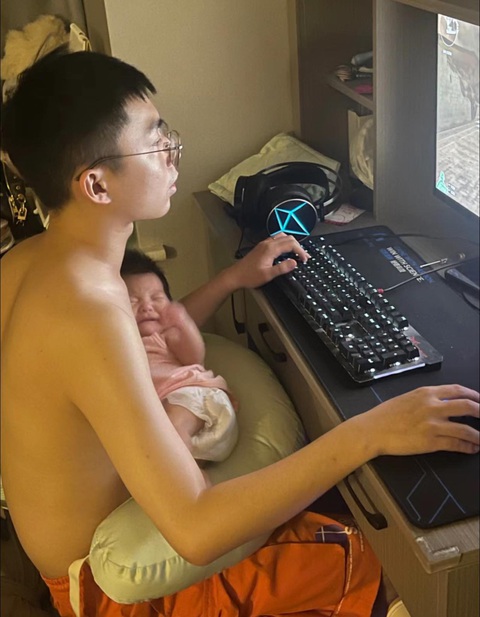 Ảnh vui 20-8: Bộ chăn ga gối đệm của gia đình chị kế toán! - Ảnh 2. Đang bận chơi game tự dưng bắt "làm bố".