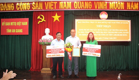 HDBank đồng hành cùng hoạt động an sinh xã hội tại TP. Long Xuyên - Ảnh 2. Chủ tịch Ủy ban MTTQ VN tỉnh An Giang Nguyễn Tiếc Hùng trao thư cảm ơn; bí thư Thành ủy, chủ tịch UBND TP Long Xuyên Đặng Thị Hoa Rây tặng hoa tri ân HDBank - Ảnh: HDB