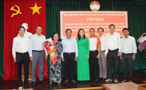 HDBank đồng hành cùng hoạt động an sinh xã hội tại TP. Long Xuyên - Ảnh 1. Ủy ban MTTQ VN tỉnh An Giang, Ủy ban MTTQ VN TP Long Xuyên, HDBank tặng hoa cảm ơn nguyên phó chủ tịch nước Trương Mỹ Hoa đã đến dự lễ - Ảnh: HDB