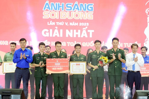 Ban Thanh niên Quân đội chiến thắng chung kết đội tuyển 'Ánh sáng soi đường' 2023 - Ảnh 1. Ban Thanh niên Quân đội chiến thắng chung kết đội tuyển Ánh sáng soi đường 2023 - Ảnh: DƯƠNG TRIỀU