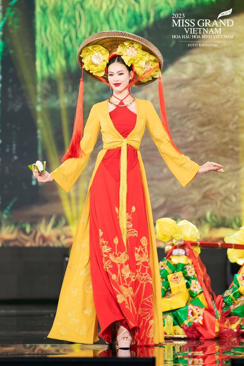 Độc lạ trang phục văn hóa dân tộc từ Miss Grand Vietnam 2023 - Ảnh 8. Món bánh dày lá chuối và đôi quang gánh cũng được đưa vào trang phục bằng ý tưởng độc lạ