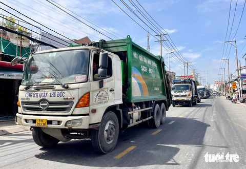 Xe rác nối đuôi nhau trên quốc lộ 50, đường dẫn vào khu liên hợp xử lý rác Đa Phước, TP.HCM - Ảnh: LÊ PHAN