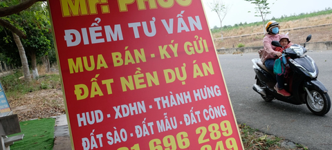 Xây dựng sàn giao dịch quyền sử dụng đất: Dẹp loạn sốt ảo, khai gian - Ảnh 1. Nhà nước lập sàn giao dịch đất đai có đủ pháp lý sẽ loại bớt các “sàn, cò” đất nhỏ lẻ, tự phát,qua đó giúp bảo vệ quyền lợi người dân - Ảnh: QUANG ĐỊNH
