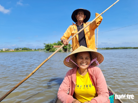 Hạnh phúc trong "ngôi nhà trái tim" - Ảnh 6. Hai vợ chồng ông Đa gắn bó với chiếc thuyền nhỏ 30 năm