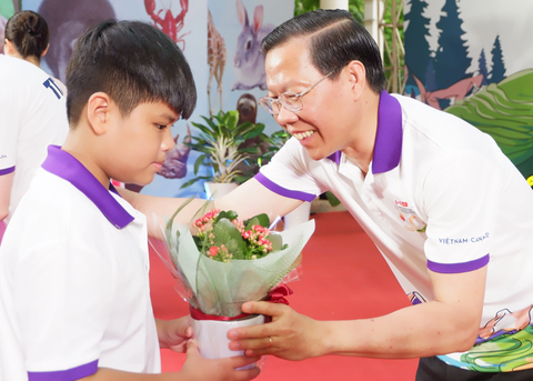 Chương trình 'Cột mốc vàng' ghi dấu 50 năm thiết lập quan hệ ngoại giao giữa Việt Nam với Canada - Ảnh 1. Chủ tịch UBND TP.HCM Phan Văn Mãi trao chậu hoa cho học sinh tiêu biểu Việt Nam và Canada tại chương trình "Cột mốc vàng" - Ảnh: K.ANH