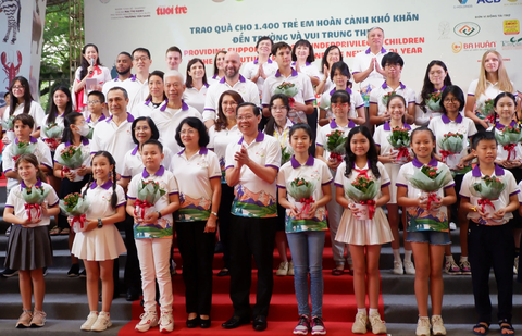 Chương trình 'Cột mốc vàng' ghi dấu 50 năm thiết lập quan hệ ngoại giao giữa Việt Nam với Canada - Ảnh 2. Trao quà cho 50 học sinh tiêu biểu Việt Nam - Canada tại chương trình "Cột mốc vàng" - Ảnh: K.ANH