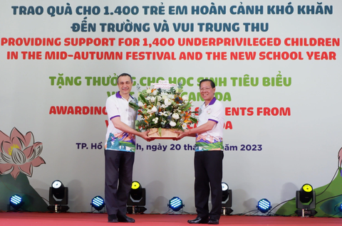 Chương trình 'Cột mốc vàng' ghi dấu 50 năm thiết lập quan hệ ngoại giao giữa Việt Nam với Canada - Ảnh 3. Chủ tịch UBND TP.HCM Phan Văn Mãi (phải) trao hoa chúc mừng đến Tổng lãnh sự Canada tại TP.HCM Behzad Babakhani - Ảnh: K.ANH