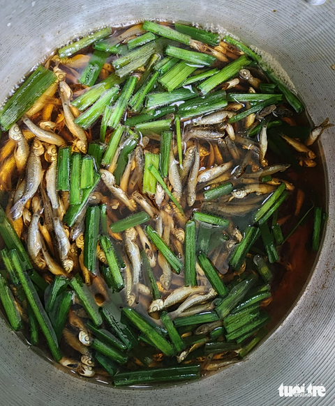 Có 2 loại cá linh non xuất hiện, giá từ 250.000 - 300.000 đồng/kg - Ảnh 1. Nét mới của năm nay là có cá linh tự nhiên và cá linh nhân tạo, có giá từ 250.000 đồng đến 300.000 đồng/kg - Ảnh: BỬU ĐẤU