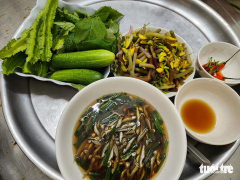 Có 2 loại cá linh non xuất hiện, giá từ 250.000 - 300.000 đồng/kg - Ảnh 2. Cá linh non kho lạt kèm theo rau sống được xem là đặc sản của người miền Tây - Ảnh: BỬU ĐẤU