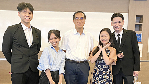 Khi sinh viên làm 'đại học xanh' - Ảnh 3. Minh Huyền (thứ 2 từ phải sang) và Hồng Nhung (thứ 2 từ trái sang) trong chuyến đi đến Singapore vừa qua - Ảnh: NVCC