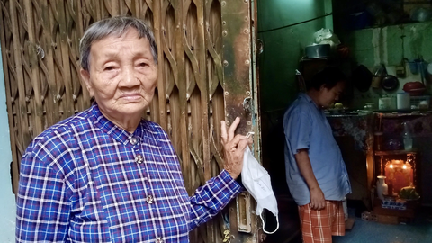 Mẹ già 85 tuổi bán vé số nuôi con tâm thần - Ảnh 1. Mỗi ngày rời đi làm, bà đều trĩu lo cho người con không được bình thường ở nhà chờ mẹ đem cơm về - Ảnh: DIỆU QUÍ