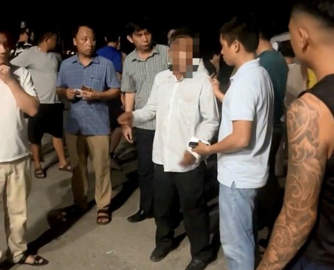 Làm rõ nghi vấn nghi phạm bắt cóc bé gái 8 tuổi có hành vi dâm ô - Ảnh 1. Nghi phạm vụ bắt cóc (áo sơ mi trắng) bị chặn bắt trên quốc lộ 9 - Ảnh: N.V.