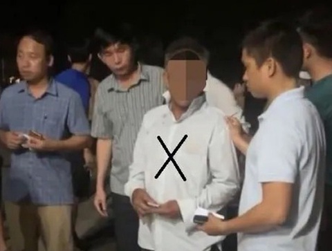 Bé gái 8 tuổi bị bắt cóc khi đang chơi bên vỉa hè - Ảnh 1. Nghi phạm bắt cóc trẻ em bị cơ quan công an chặn bắt - Ảnh: N.V.
