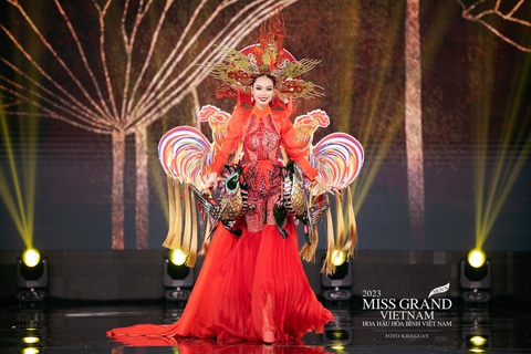 Độc lạ trang phục văn hóa dân tộc từ Miss Grand Vietnam 2023 - Ảnh 12. Trò chơi dân gian bầu cua tôm cá vô cùng lạ lẫm khi lên sân khấu