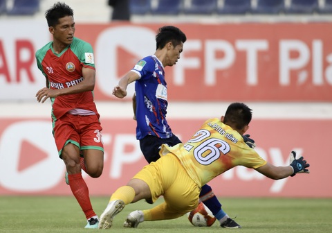 Bà Rịa Vũng Tàu trụ hạng, Bình Phước đá play off - Ảnh 1. Bình Phước (áo đỏ) phải đá trận play-off cuối mùa giải- Ảnh: ANH VÕ
