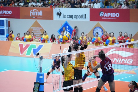Bóng chuyền nữ Việt Nam lại toàn thắng ở VTV Cup 2023 - Ảnh 2. Thanh Thúy (số 3, áo vàng) và các đồng đội ở tuyển bóng chuyền nữ Việt Nam 1 không gặp nhiều khó khăn trước Choco Mucho - Ảnh: THU THẢO