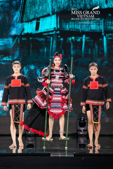 Độc lạ trang phục văn hóa dân tộc từ Miss Grand Vietnam 2023 - Ảnh 9. Á hậu Lê Nguyễn Ngọc Hằng tái hiện văn hóa đi cà kheo của người Tây Nguyên