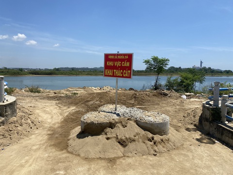 Cát tặc lộng hành sẽ tạm đình chỉ công tác chủ tịch huyện - Ảnh 1. Trụ bê tông chặn cát tặc khai thác cát ở xã Nghĩa Hà vào ban ngày được để giữa lối đi xuống sông Trà Khúc - Ảnh: T.M.
