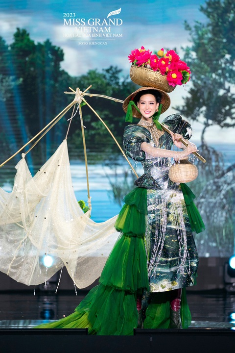 Độc lạ trang phục văn hóa dân tộc từ Miss Grand Vietnam 2023 - Ảnh 2. Trang phục lấy ý tưởng từ hành động cất vó của người dân miền Tây được hoa hậu Bảo Ngọc thể hiện