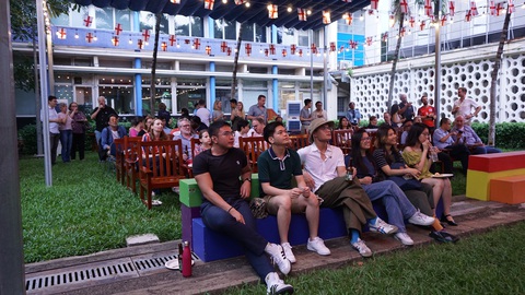 Xem chung kết World Cup, Tổng lãnh sự Anh nói về đội tuyển nữ Việt Nam - Ảnh 2. Nhiều bạn trẻ đến Tổng lãnh sự quán Anh tại TP.HCM đón xem trận đấu - Ảnh: NGHI VŨ