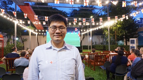 Xem chung kết World Cup, Tổng lãnh sự Anh nói về đội tuyển nữ Việt Nam - Ảnh 3. Anh Nguyễn Tùng Sơn từng có thời gian du học tại London, dành thời gian đến cổ vũ đội tuyển Anh - Ảnh: NGHI VŨ