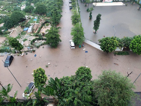 Mưa như trút nước, đường phố Hà Nội ngập lênh láng - Ảnh 8. Tuyến đường ở khu chung cư Ecohome (P.Đông Ngạc, Bắc Từ Liêm) ngập sâu - Ảnh: P.ANH