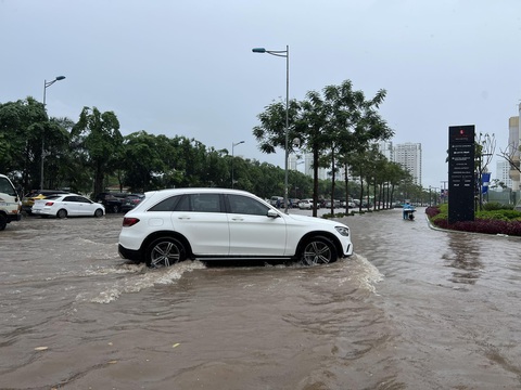Mưa như trút nước, đường phố Hà Nội ngập lênh láng - Ảnh 3. Ngập lênh láng đoạn cổng tòa nhà Lotte Tây Hồ - Ảnh: PHẠM TUẤN