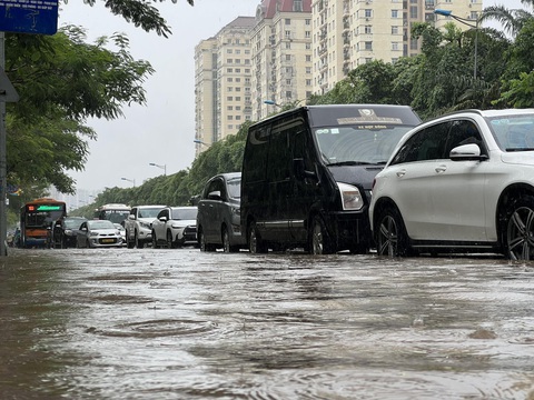 Mưa như trút nước, đường phố Hà Nội ngập lênh láng - Ảnh 1. Đường Võ Chí Công (trước cổng tòa nhà Lotte Tây Hồ) ngập sâu sau cơn mưa lớn sáng 20-8 - Ảnh: PHẠM TUẤN