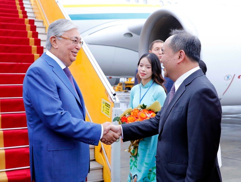 Tổng thống Kazakhstan bắt đầu thăm chính thức Việt Nam - Ảnh 1. Chủ nhiệm Văn phòng Chủ tịch nước Lê Khánh Hải đón Tổng thống Kazakhstan Kassym-Jomart Tokayev tại sân bay quốc tế Nội Bài - Ảnh: TTXVN